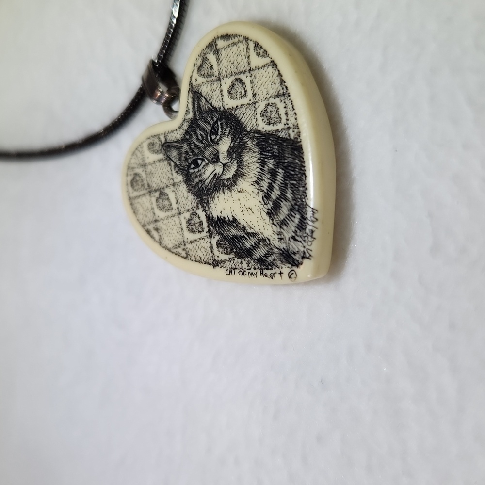 Vintage Tabby Cat Heart Pendant Signed And Inscribed Necklace Black Rope Chain - Picture 5 of 9